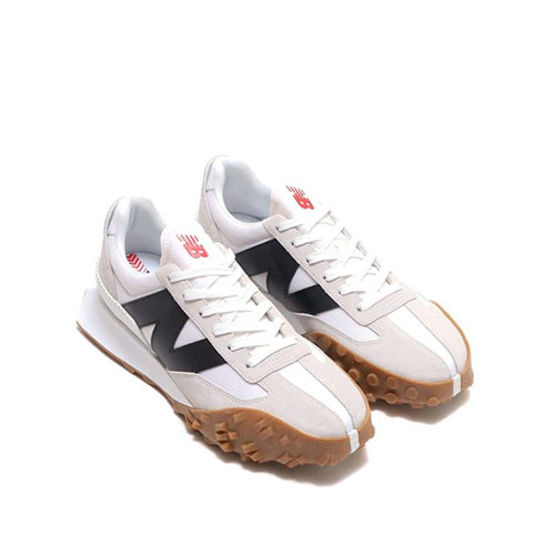 XC72 Medium White Grey Black Moyen Sneakers