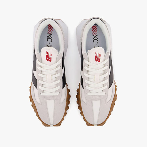 XC72 Medium White Grey Black Moyen Sneakers